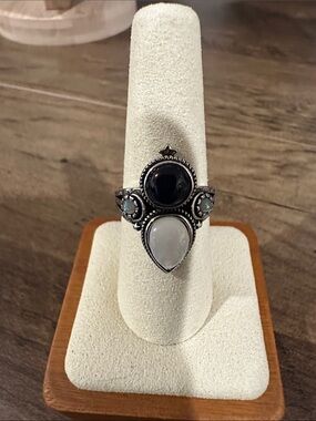 Fashion Jewelry Black and White Teardrop Statement Ring